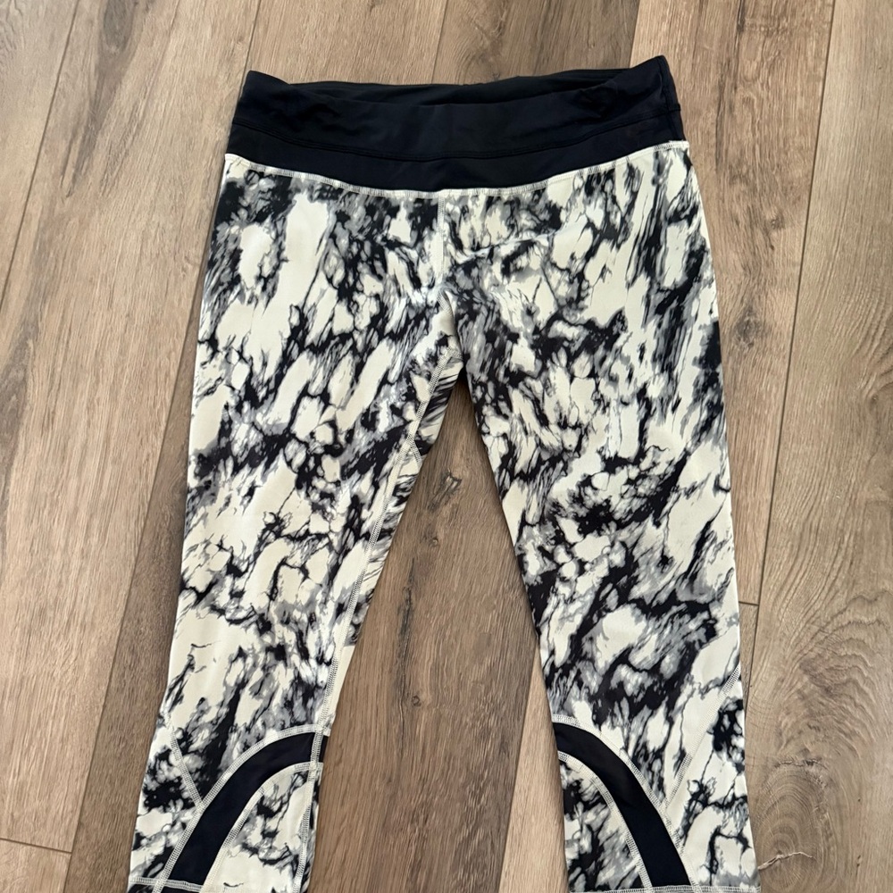 Lululemon Athletica Black and cream Marble Capris- size 10